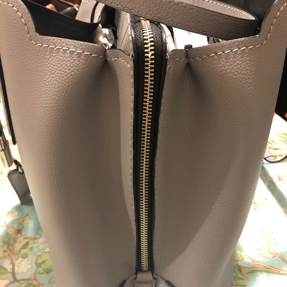 Marc Jacobs bag new has tiny stain - Picture 2 of 6